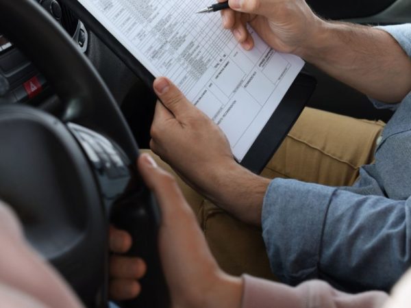 So sánh ưu điểm và hạn chế so với taxi và các dịch vụ lái xe thông thường