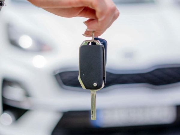 So sánh về chi phí, cơ chế hoạt động của taxi và thuê lái xe hộ