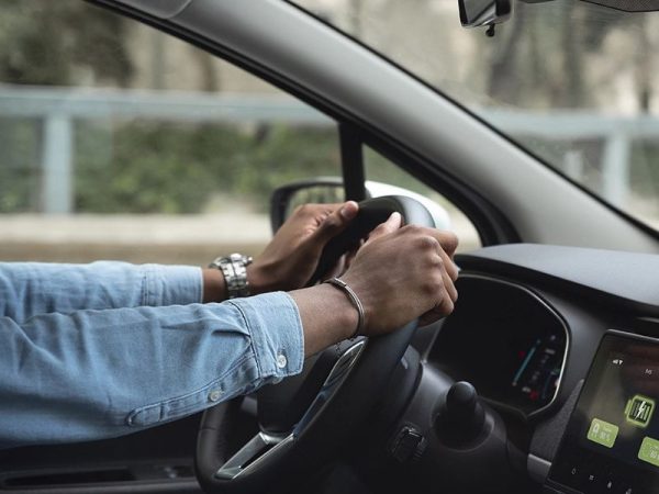 Sự phát triển mạnh mẽ của dịch vụ lái xe hộ trong thời gian gần đây